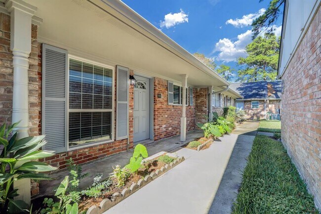 Foto del edificio - 190 W Tri Oaks Ln