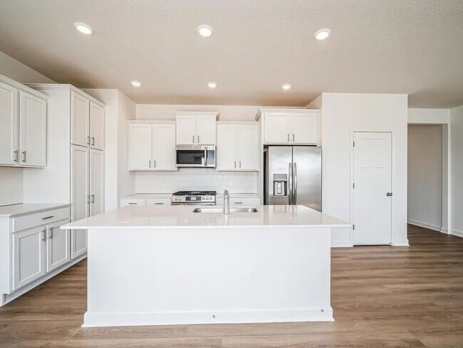 Foto del edificio - rare brand new construction home for lease...