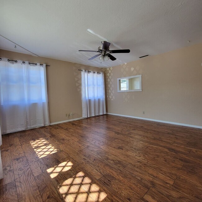 Foto del edificio - Adorable 2 bed 1.5 bath house with HUGE yard!!