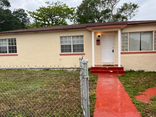 Primary Photo - 2205 A E Isaacs Ave