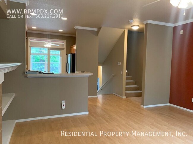 Foto del edificio - Forest Heights Brownstone offering a Short...