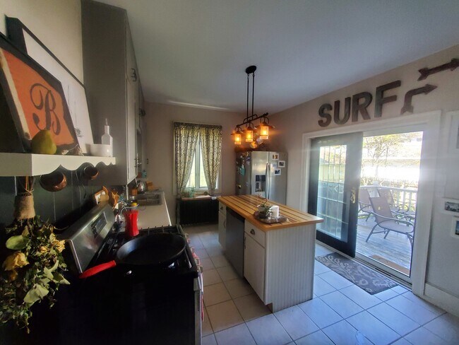 Fully Furnished Kitchen - 528 Ontario Ave