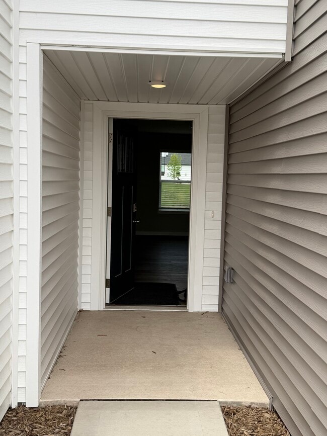 Building Photo - 17021 Persimmon Ln