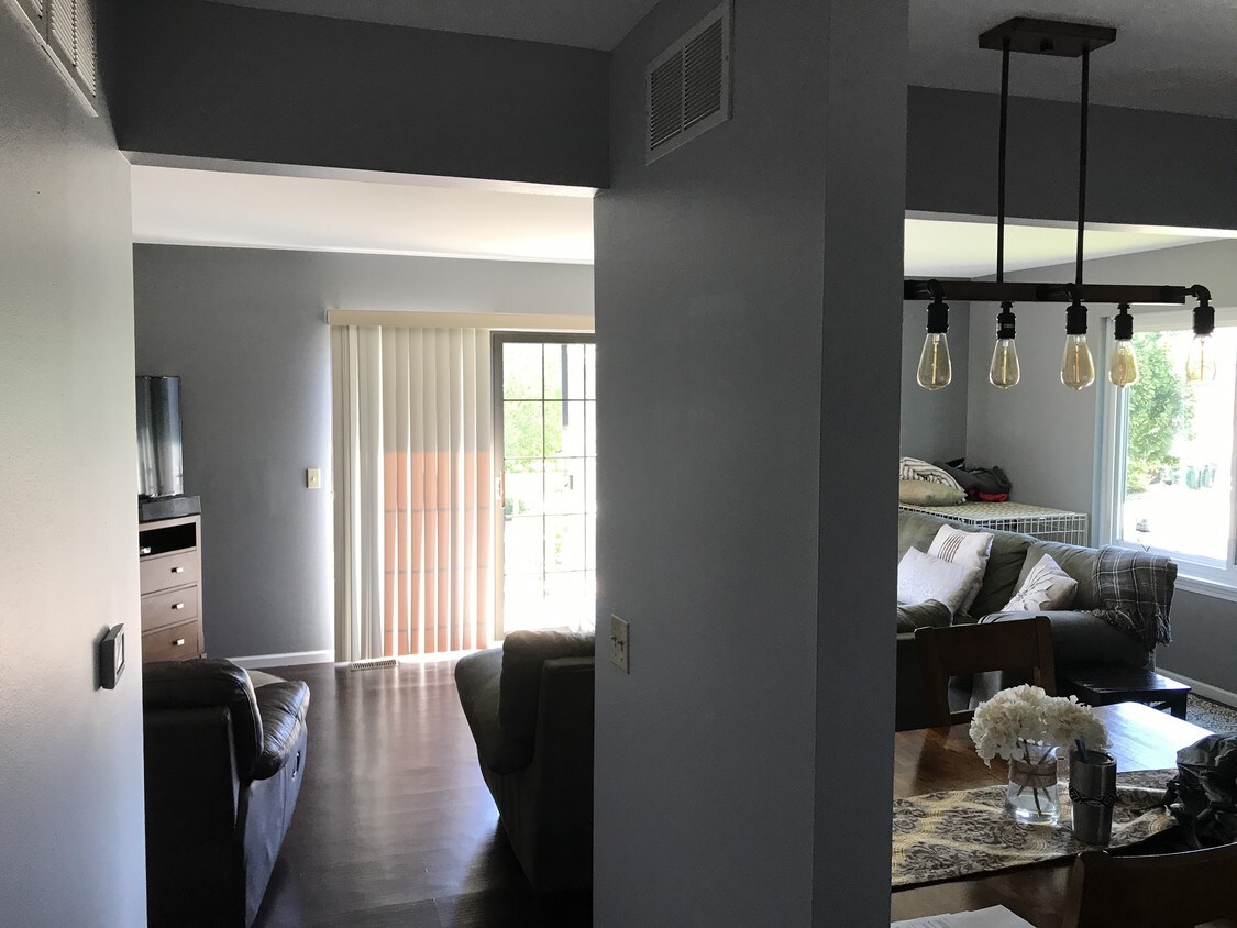 Living area - 1113 N Windsor Ave