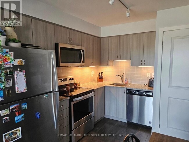 Building Photo - 1255 Bayly St
