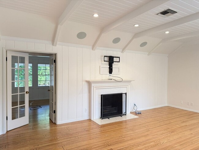Building Photo - Charming Country English Home