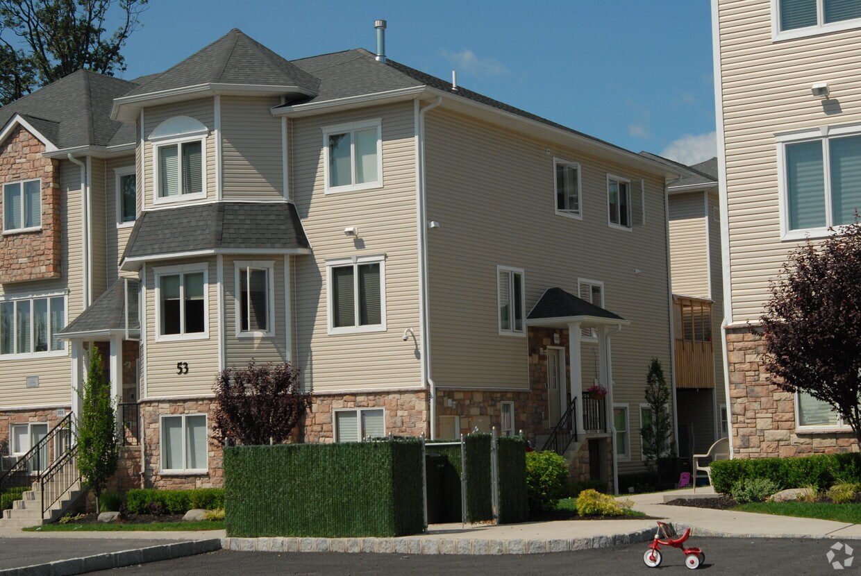 Foto del edificio - Bluefield Gardens Condominiums