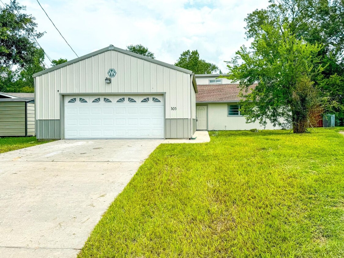 Primary Photo - 305 Red Haven Dr