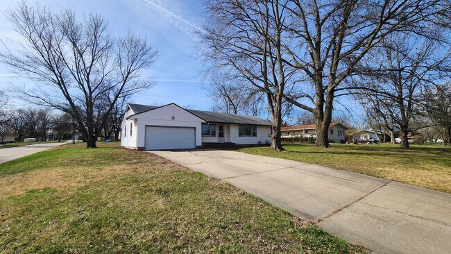 Foto del edificio - Beautiful, big 3BR rancher with 2 car gar near Lake Shawnee!