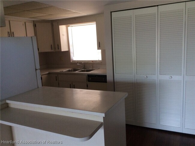 Building Photo - 517 Manor Cir