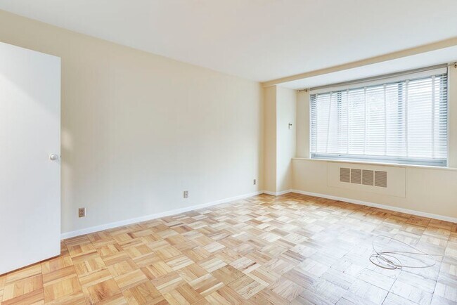 Foto del edificio - 4200 Cathedral Ave NW