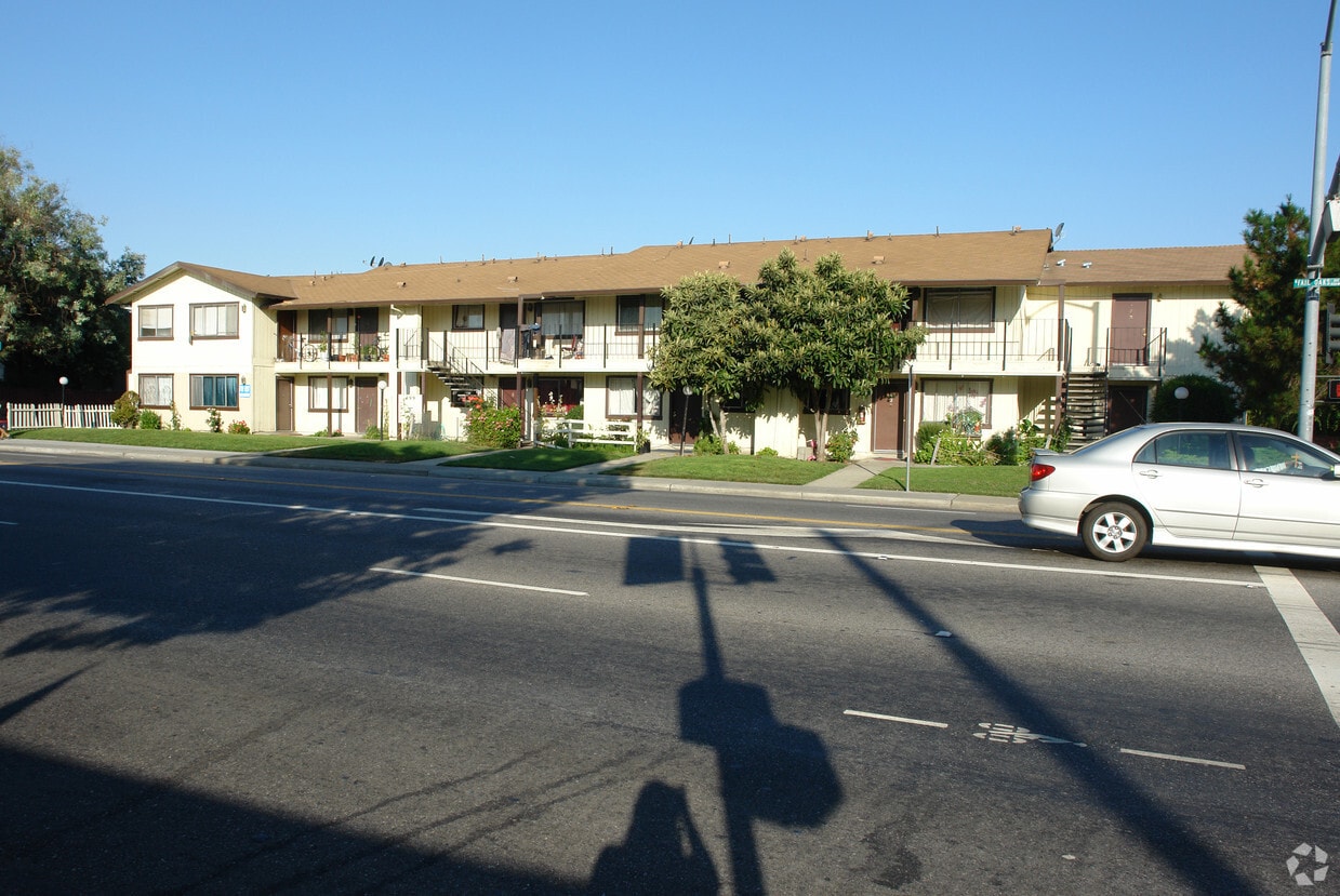 Primary Photo - 499 N Fairoaks Ave