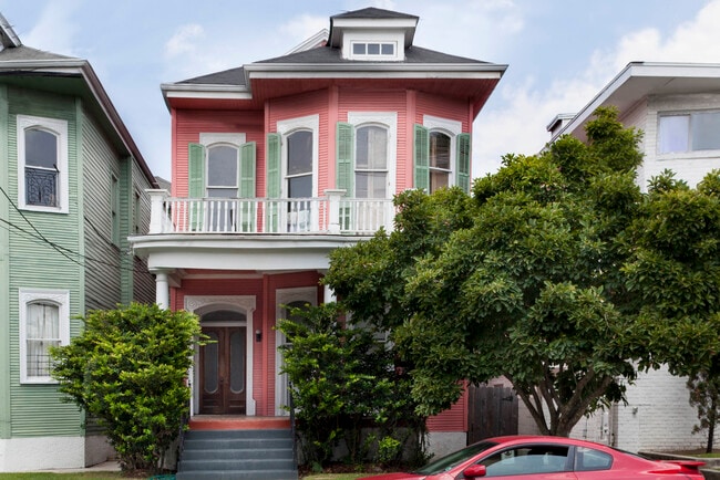 Front view of building - 4221 Prytania St
