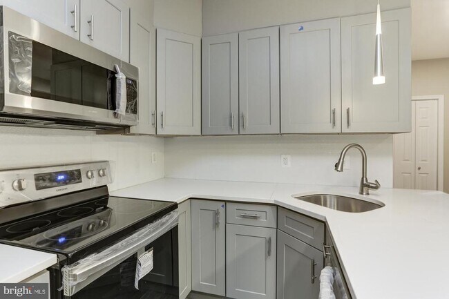 Building Photo - 400 S Highland Ave