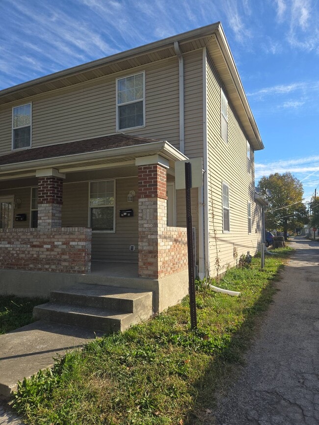 Building Photo - 1543 S State Ave
