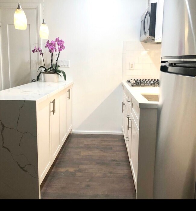kitchen - 1107 S Sycamore Ave