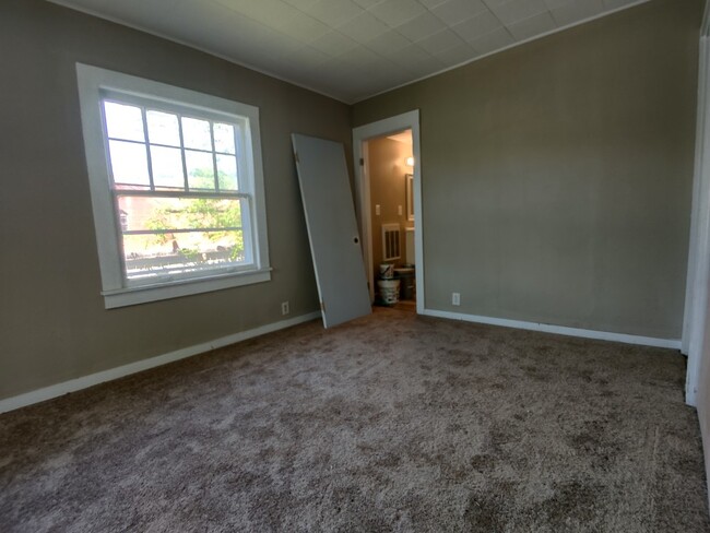 Building Photo - 207 E Poplar St