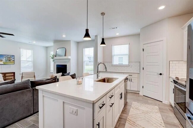 Foto del edificio - 1707 W Whitney Ln
