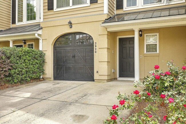 Building Photo - Lovely Townhome in Mt. Pleasant - Hamlin P...