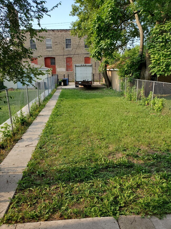 Building Photo - 5044 W Fulton St