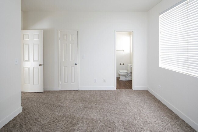 Foto del edificio - Beautiful Upstairs 2BR with a Garage Plus 1 Parking Space!