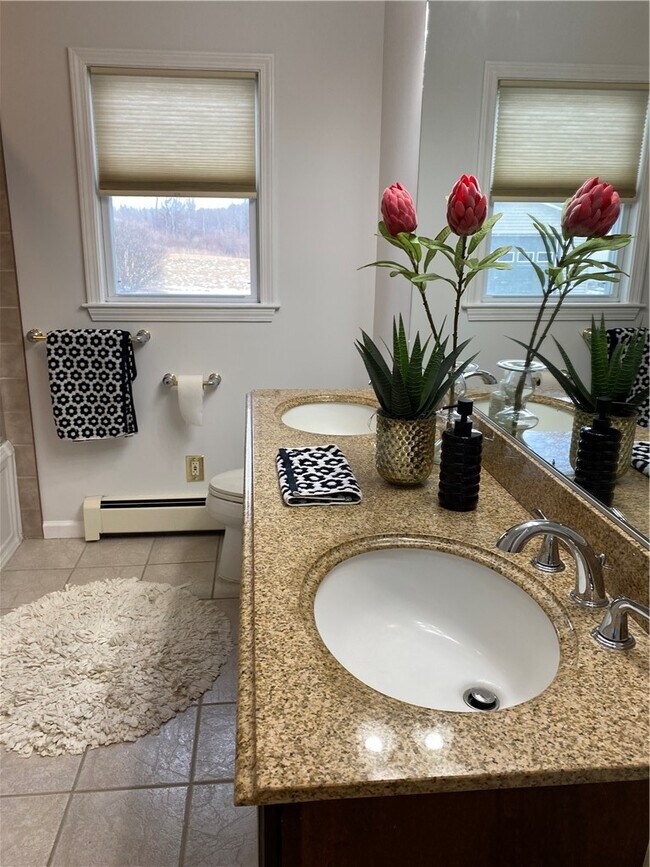 Foto del edificio - 33 Suburban Dr