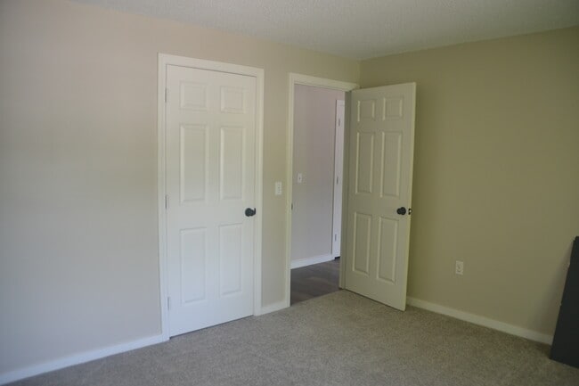 Building Photo - 12 Saint James Pl