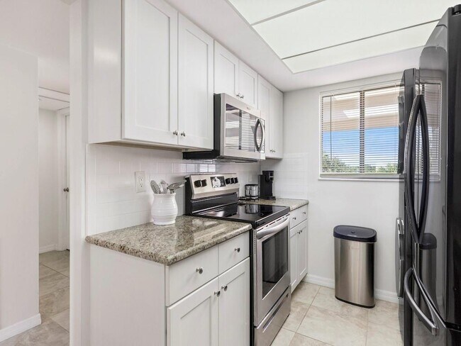Building Photo - 6175 S Mirror Lake Dr