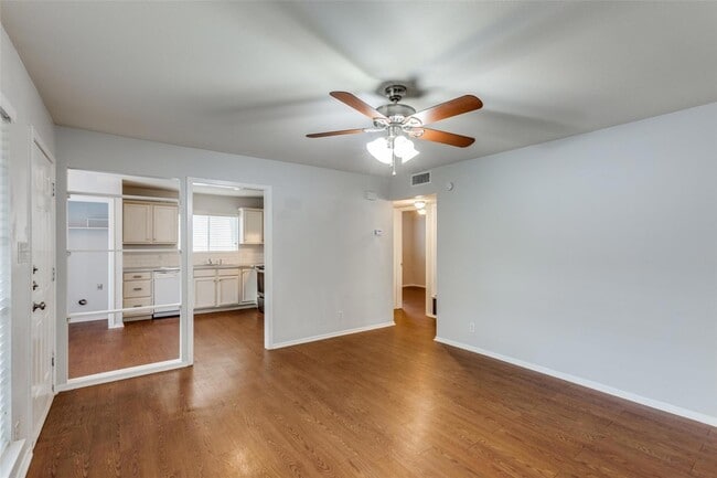 Foto del edificio - 1212 Hollow Creek Dr