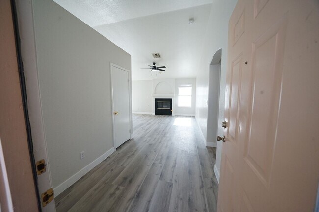Foto del edificio - SHOWINGS AVAILABLE NOW