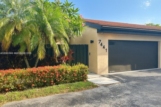 Foto del edificio - 7441 Bay Hill Dr