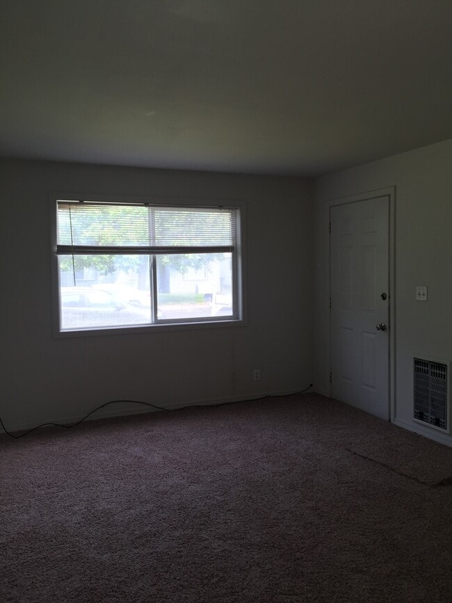 Building Photo - Tidy 2 bedroom 1 bath home with all applia...