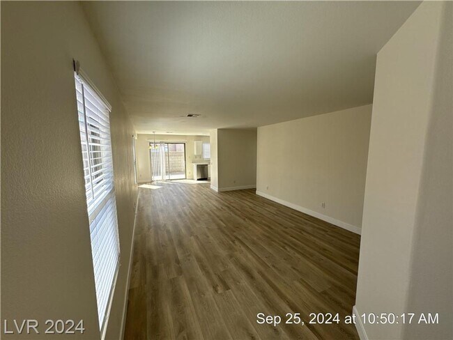 Foto del edificio - CHARMING SINGLE-STORY HOME IN A QUIET CUL-...