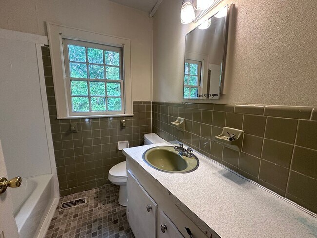Foto del edificio - 2 Bedrooms, 1 Bathroom - House in West Rome!