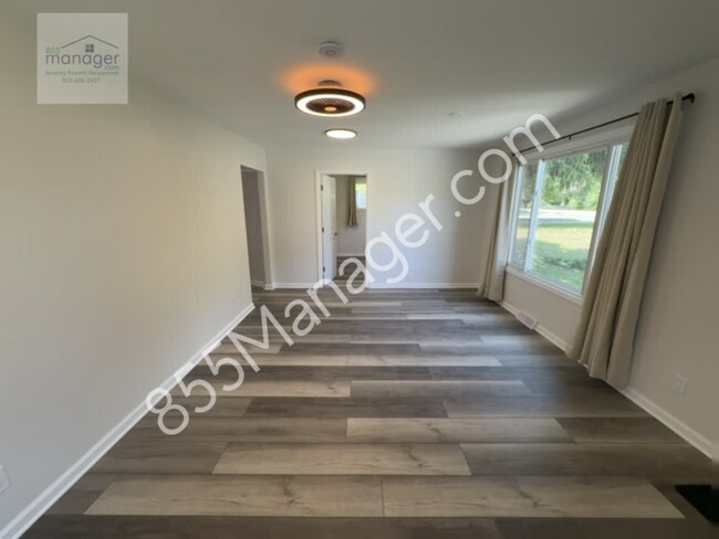Foto del edificio - Fully Renovated 3-Bedroom Home with Sunroo...