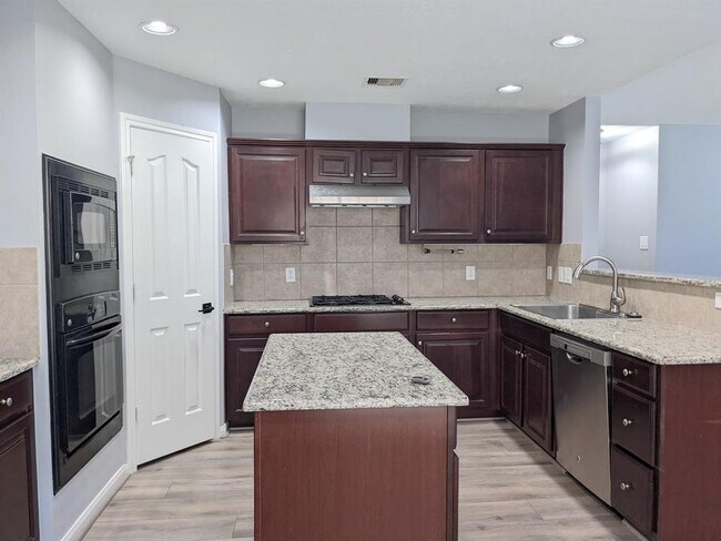 Building Photo - 3207 Hereford Cir