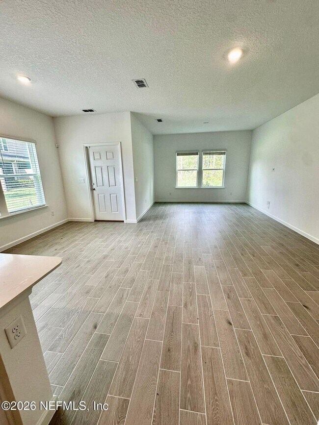 Foto del edificio - 380 Belfort Ct