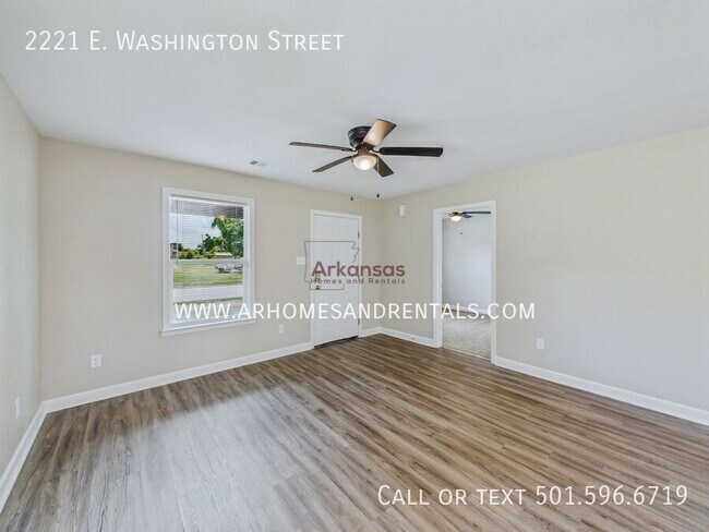 Foto del edificio - 2221 E Washington Ave