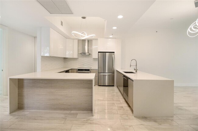 Foto del edificio - 14951 Royal Oaks Ln