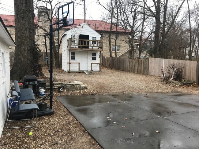 Foto del edificio - HUGE Home Right Across From Campus! Must S...