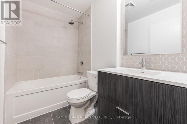 Photo du bâtiment - 2520 Eglinton Ave W