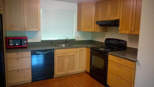 Building Photo - West Seattle Junction 4-plex - 2 bedrooms