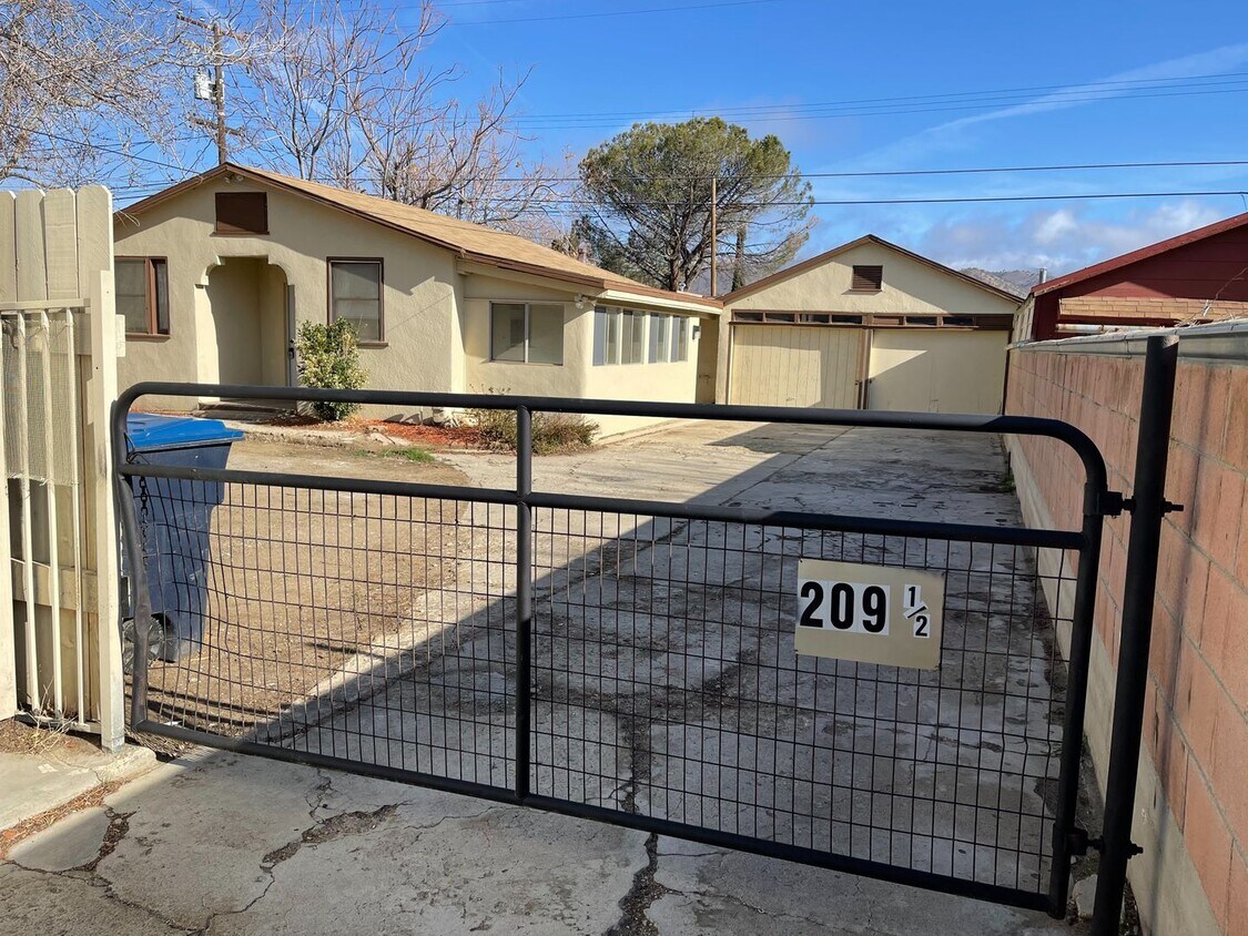 Foto principal - Tehachapi City 3+1 car garage & fenced yard