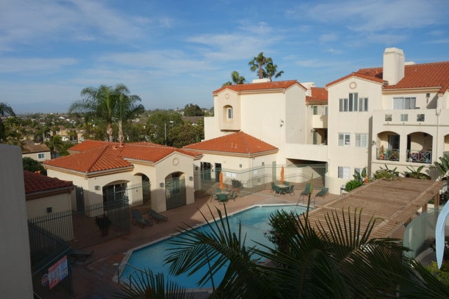 Beautiful luxurious pool - Large Condo close to the beach