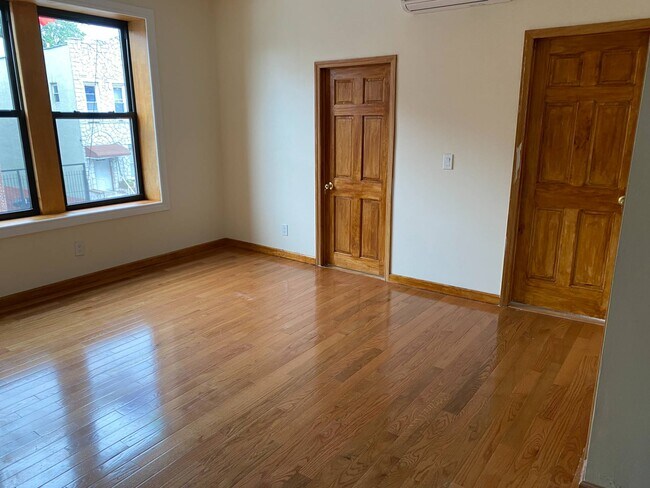 Building Photo - 1042 Winthrop St