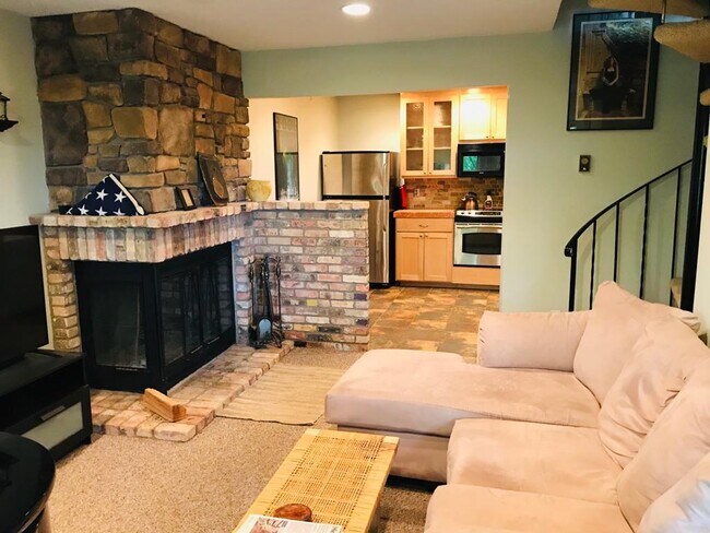 Building Photo - 2010 Ridge Dr