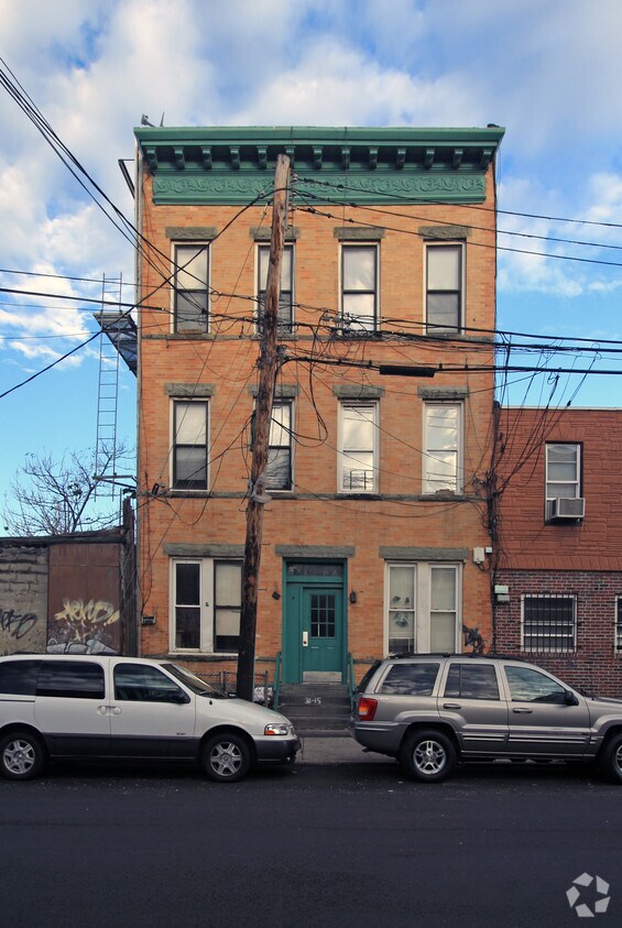 Primary Photo - 31-15 Greenpoint Ave
