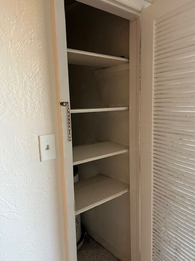 Building Photo - 1/2 OFF 3RD MONTHS RENT!! 1/1 centrally located