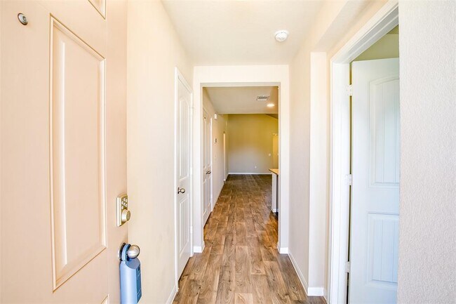 Foto del edificio - 15008 Custis Ln