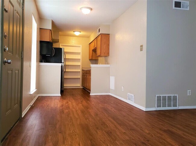 Building Photo - 521 Hopkins St